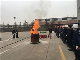 培训人员认真演示消防水管的操作方法